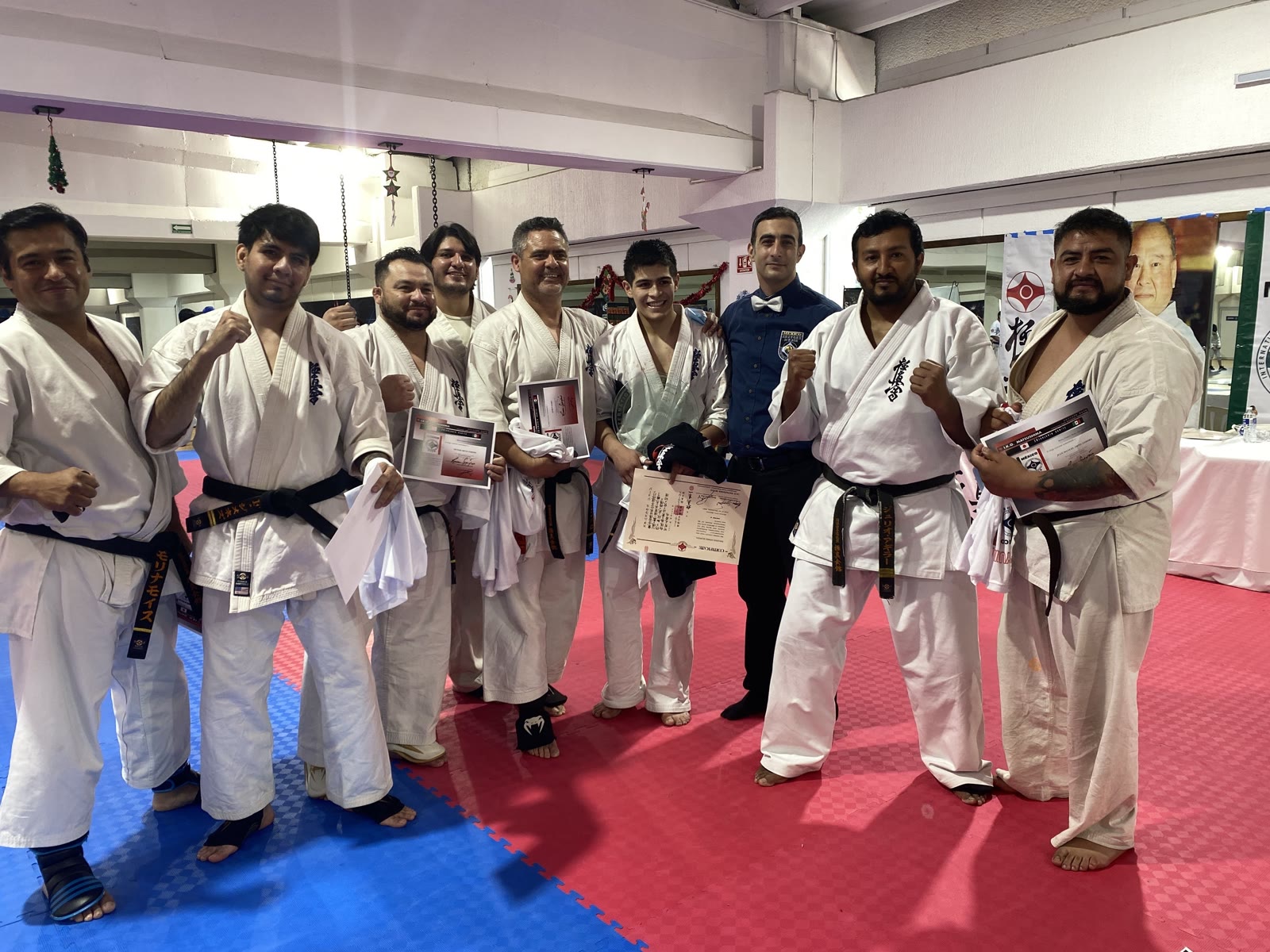 Eduardo Gómez Quiroga y compañeros tras completar la prueba de 30 kumites en CDMX