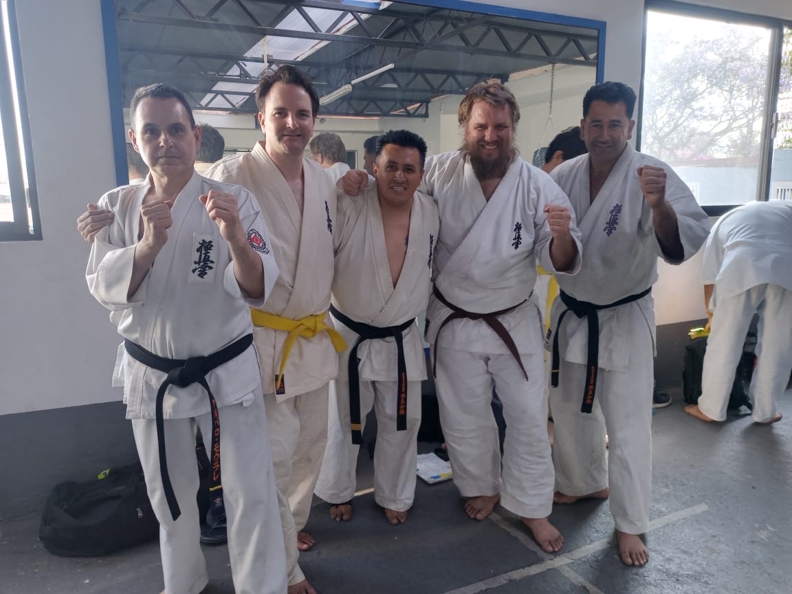 Participantes celebrando al concluir el examen de grado