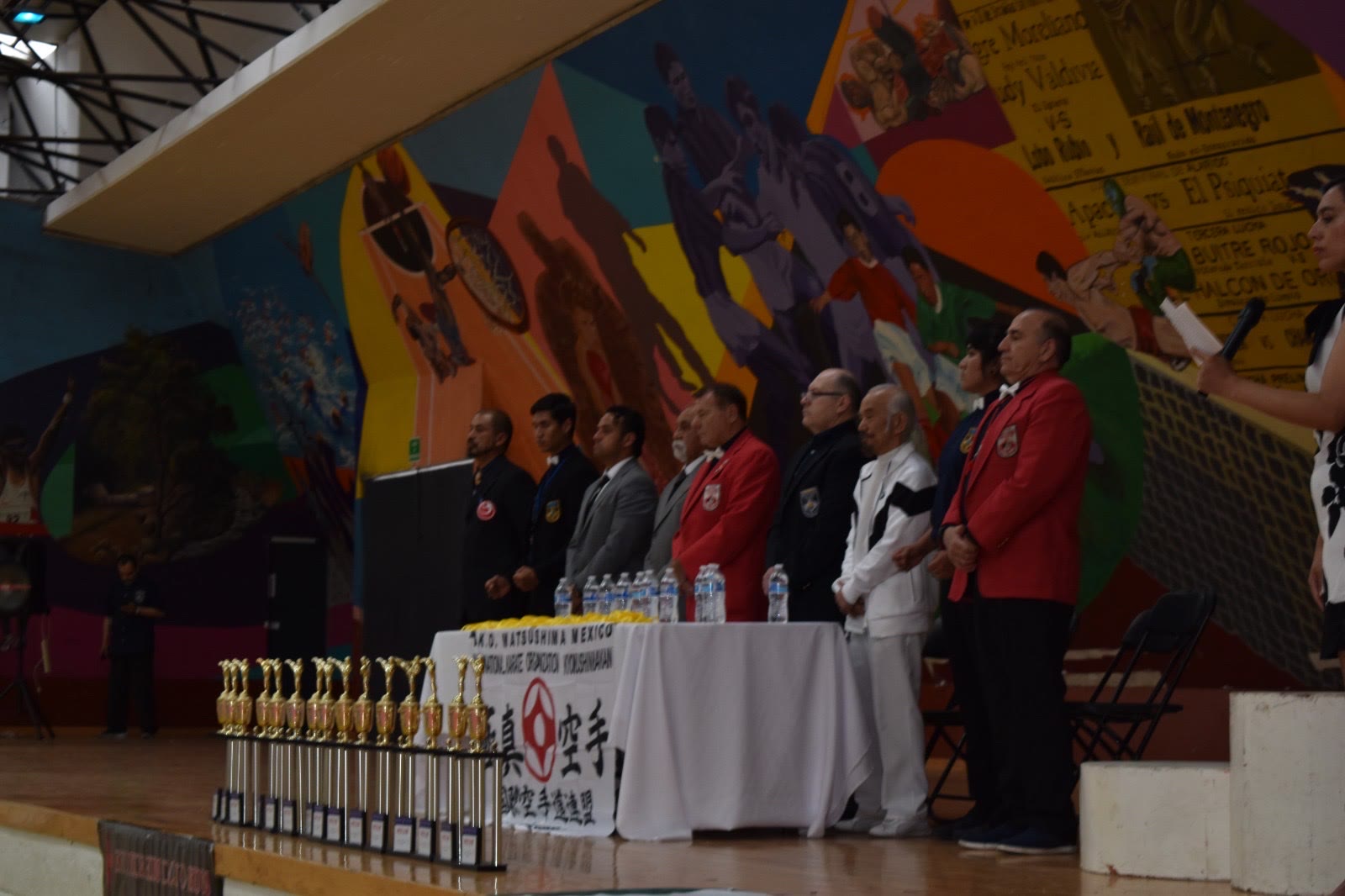 Oficiales y trofeos del Torneo Abierto Kyokushin-Kai 2022 sobre el escenario
