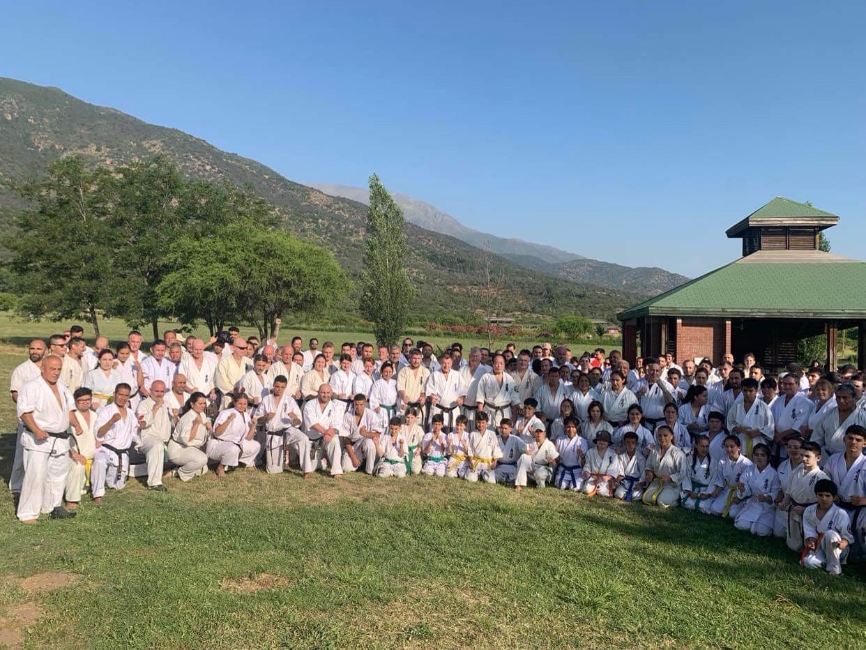 Participantes del World Cup Chile 2023 posando al aire libre tras el seminario y examen